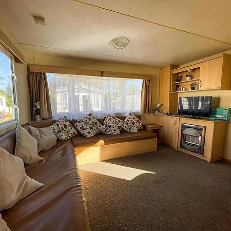 Lovely 8 Berth Caravan At St Osyth Beach Holiday Park Ref 28101G Clacton-on-Sea Dış mekan fotoğraf